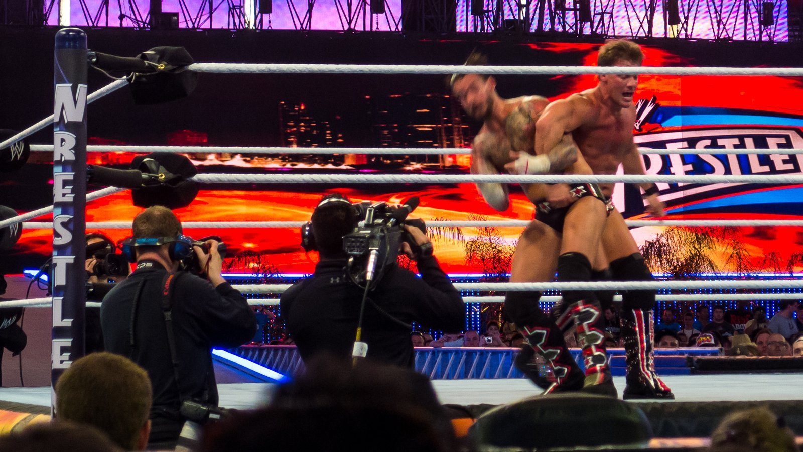 Chris Jericho e CM Punk no ringue da WrestleMania XXVIII em abril de 2012