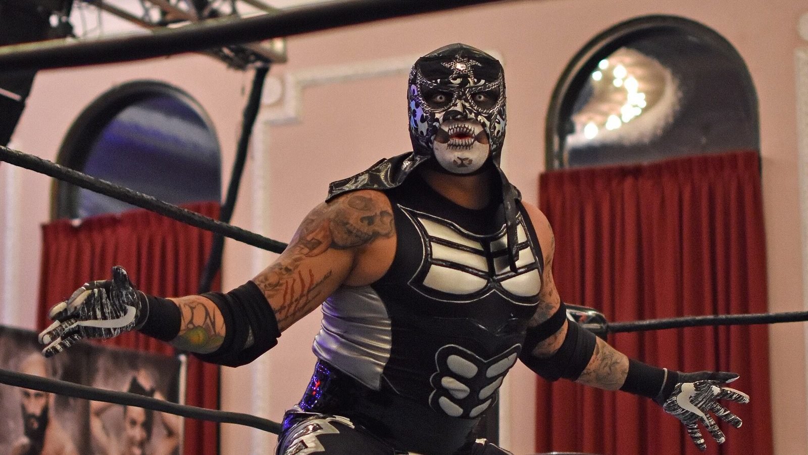 Penta, then wrestling as Pentagón Jr., posing in the ring in his mask in August 2018